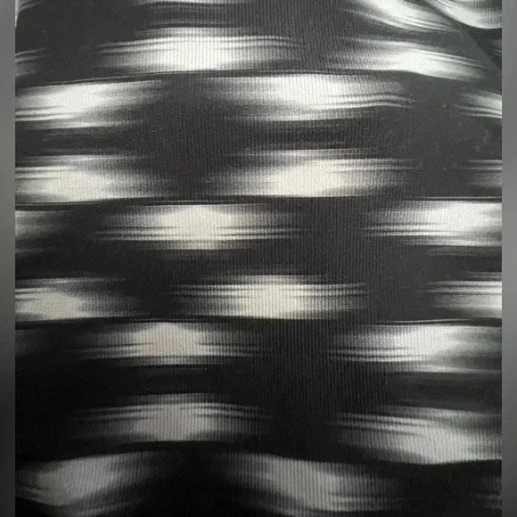 NIKE |Women's RELAY DRI-FIT Running Shorts. Size: S. - Picture 12 of 12